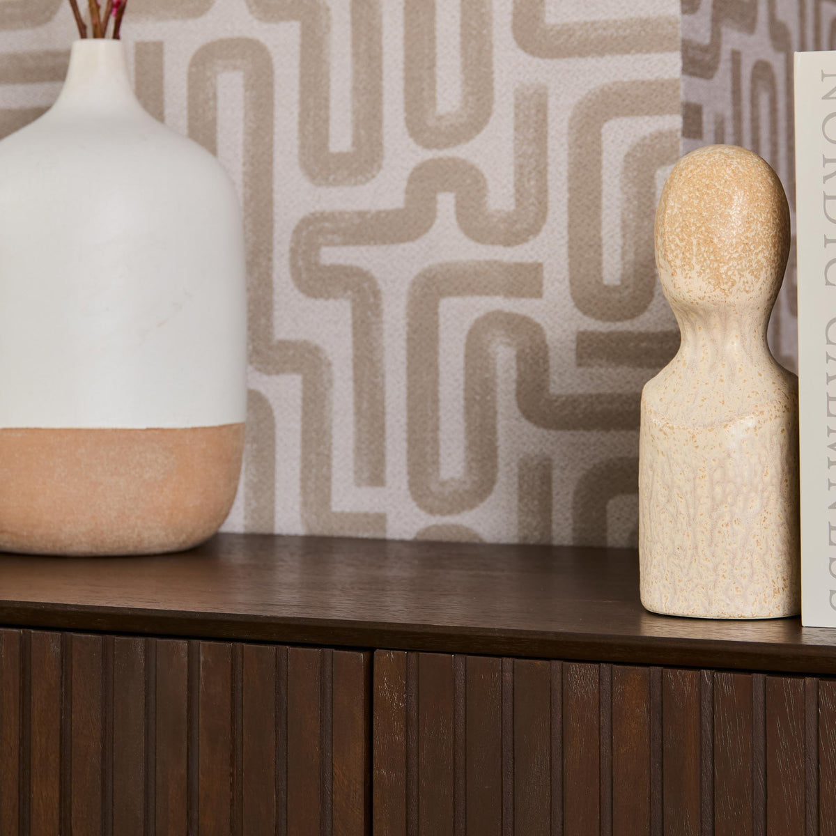 Dressoir bovenblad en onderkast met verticale groeven in donkerbruine houtlook.