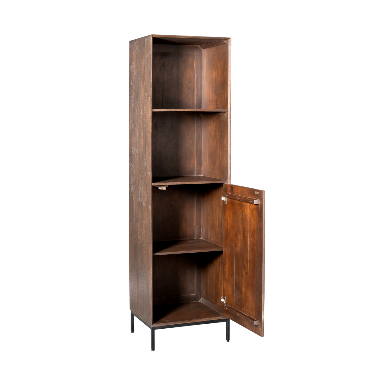Bruine staande boekenkast met open deur en legplank, interieur zichtbaar.