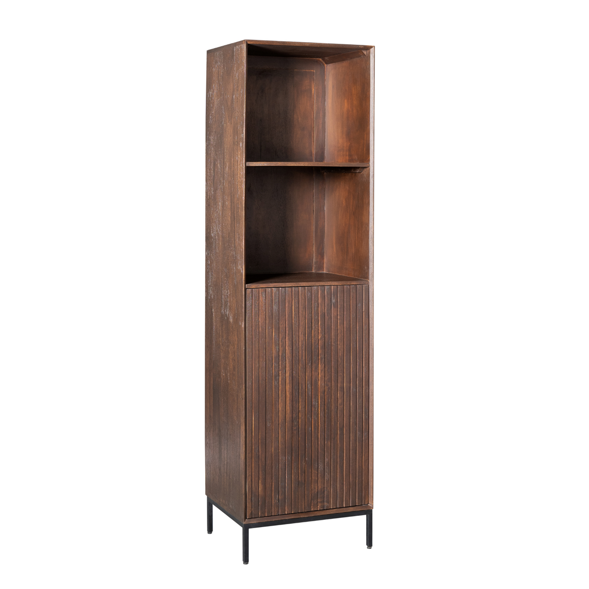 Bruine staande boekenkast met drie open planken en geribbelde onderste lade.