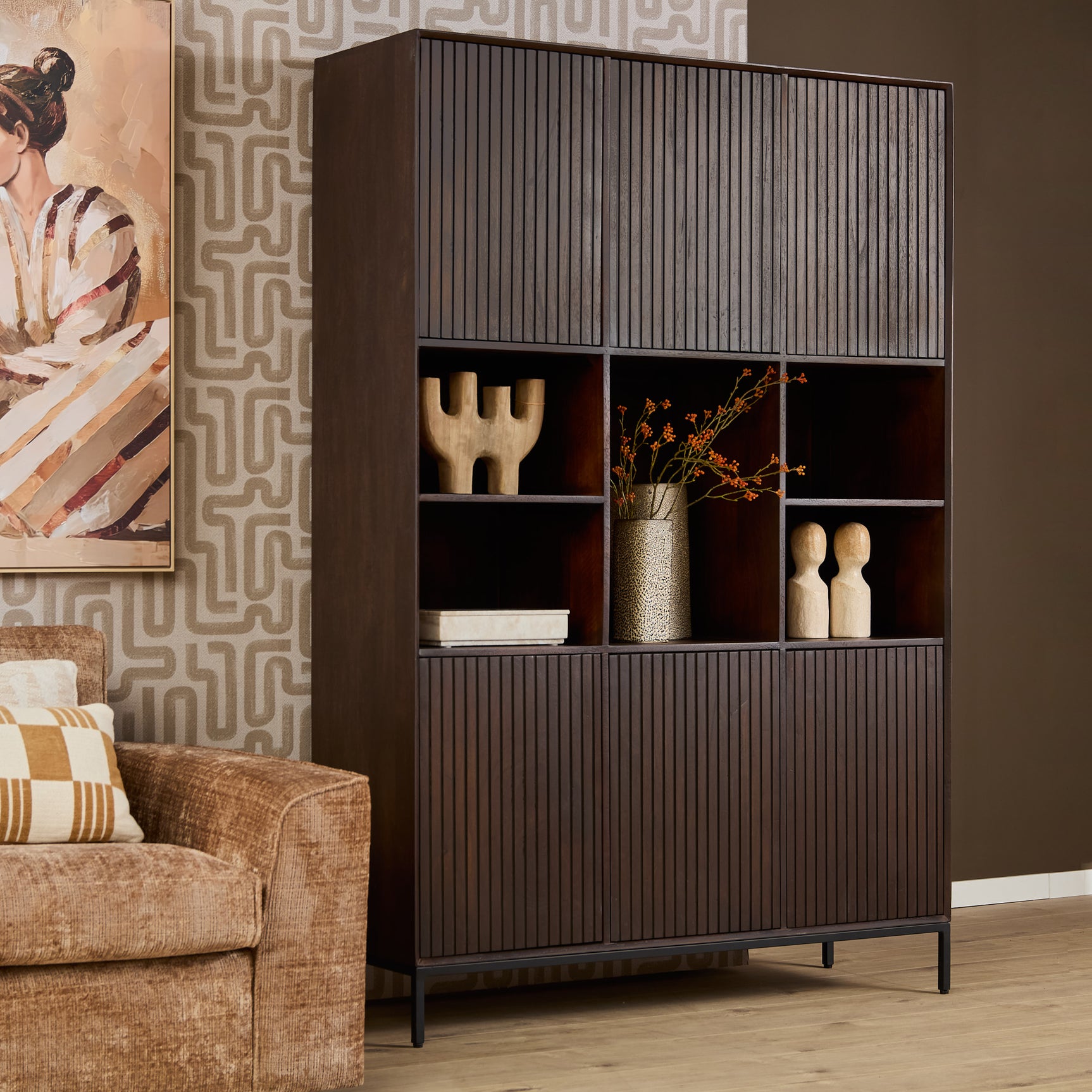 Bruine Madison XL vakkenkast met open vakken en verticale latten op de deuren