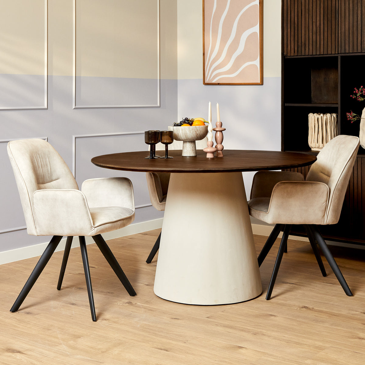 Ronde eettafel met bruin houten blad en wit conisch onderstel