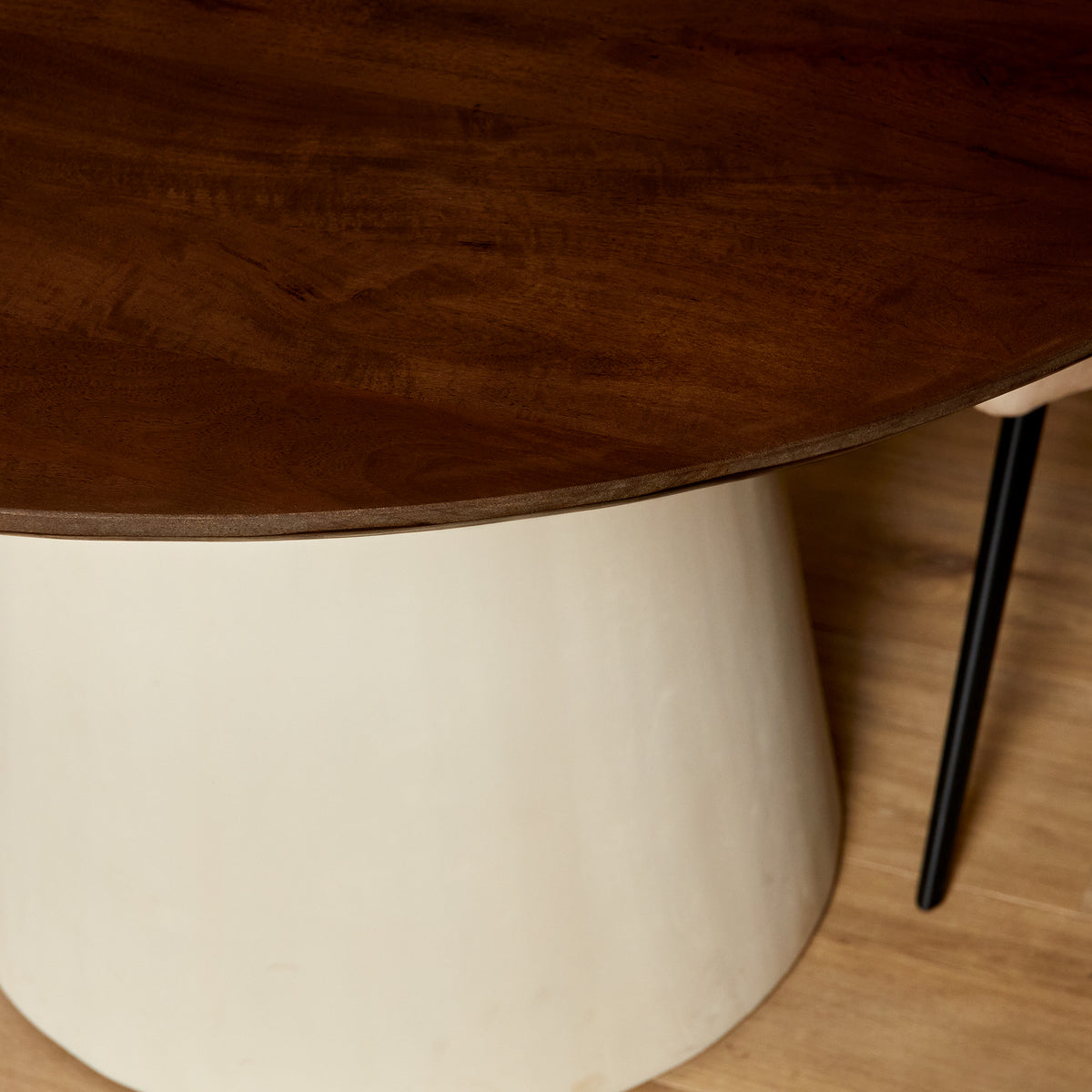 Rond bruin tafelblad met wit conische poot