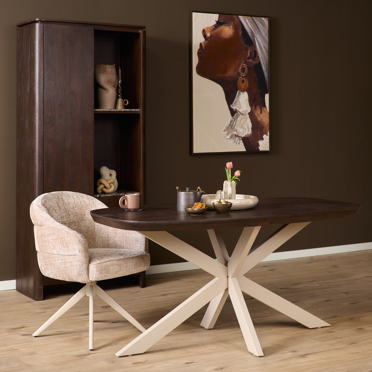 Eettafel met donkerbruin ovaal blad en zandkleurige X-vormige poten