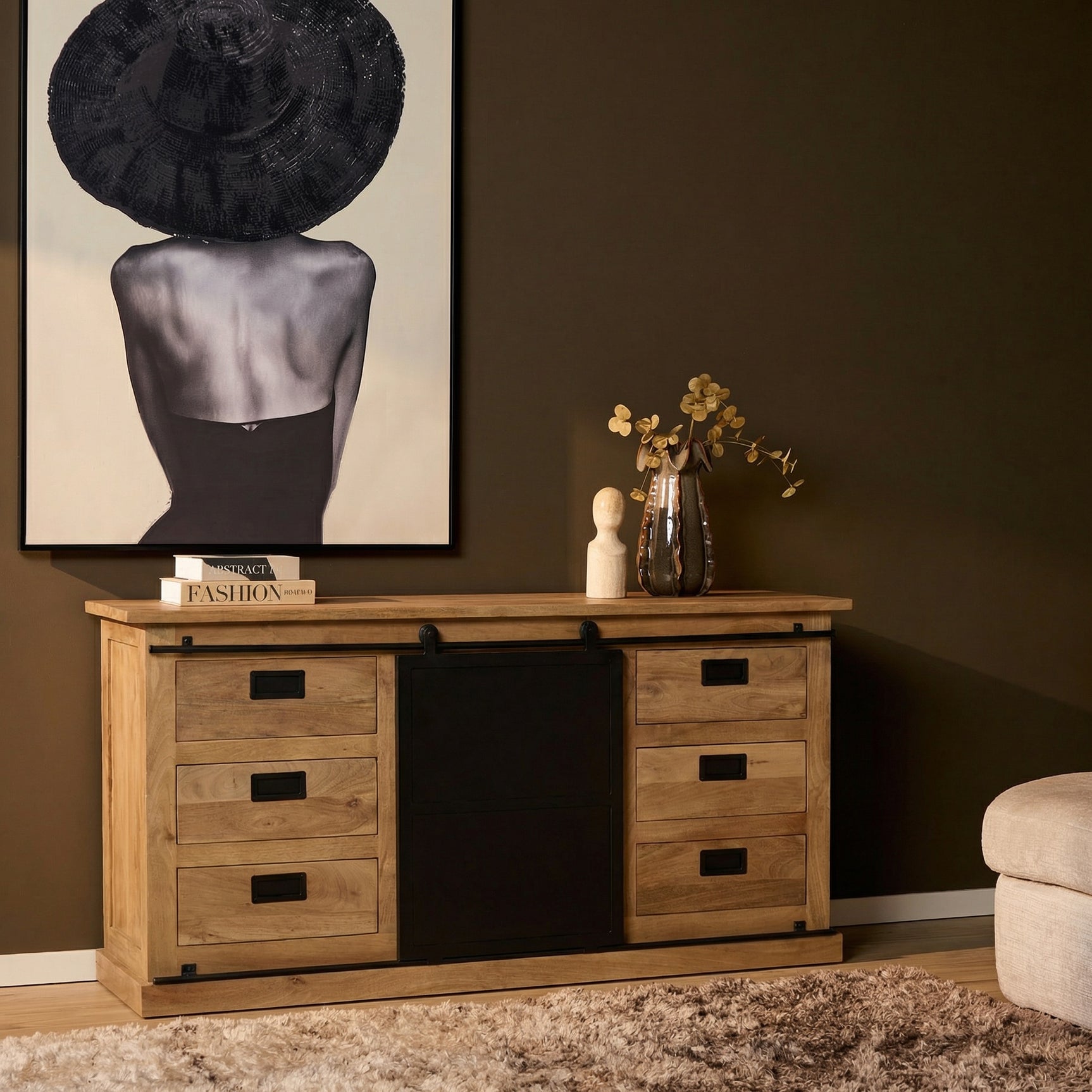 Dressoir met houtlook, zes lades en zwarte deurpaneel in het midden