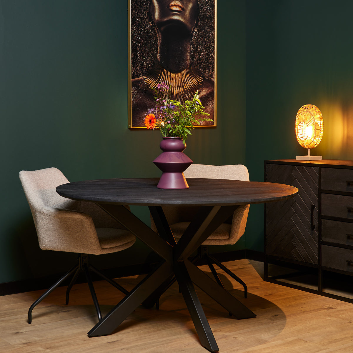 Ronde eetkamertafel met donker houten blad en zwarte x-poten