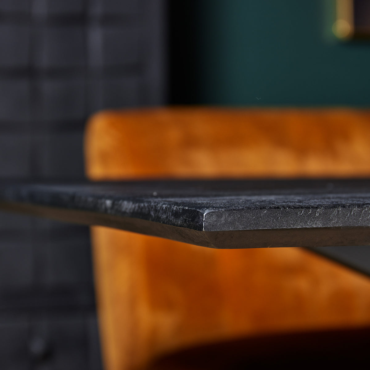 Eettafelblad met zwart randdetail en bruin houtnerf, close-up