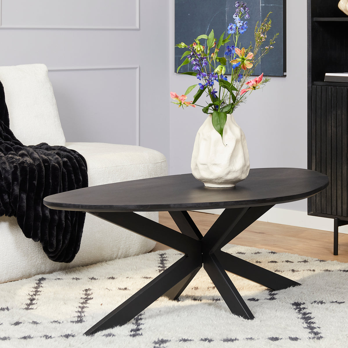 Zwarte ronde salontafel met houten blad en X-poten