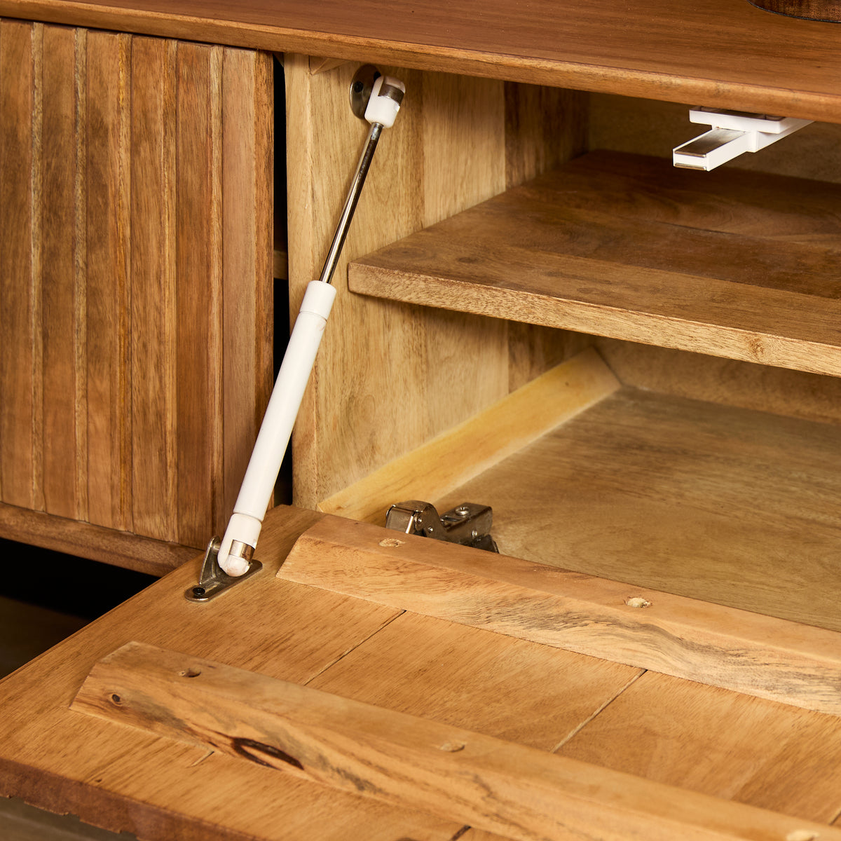 Zwevend tv-meubel met open binnenkant en plankindeling, naturel hout