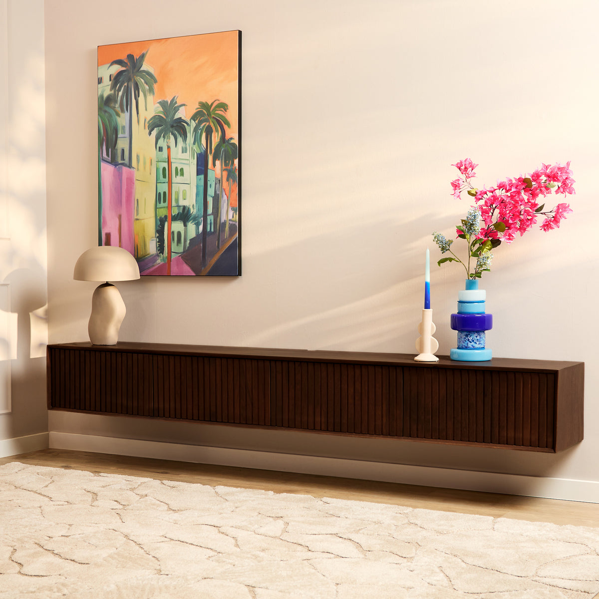 Bruin zwevend tv-meubel met ribbelpanelen en lange horizontale plank, 240 cm