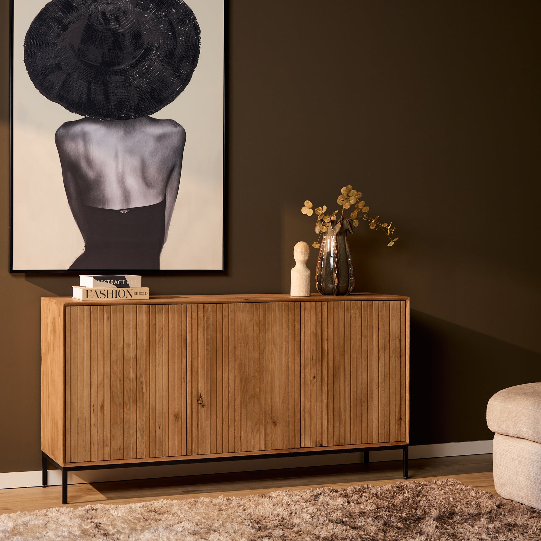 Dressoir met natuurkleurig lattenfront en twee deuren, zwart onderstel.
