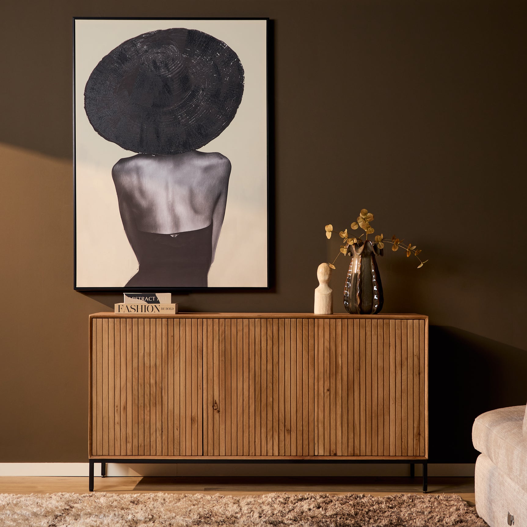 Dressoir met natuurkleurig lattenfront en twee deuren, rechthoekig zwart onderstel.