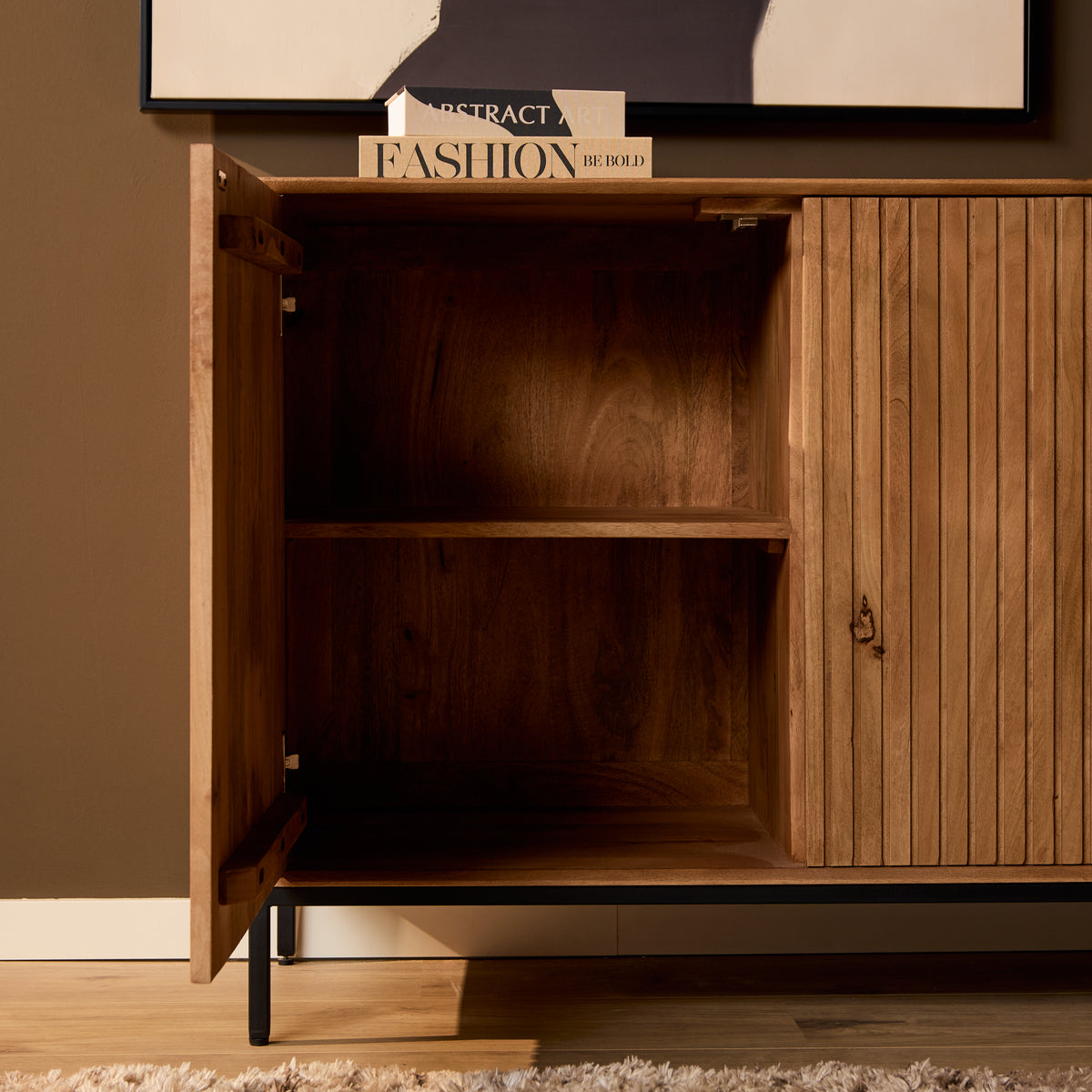 Dressoir met open kastdeel en houten legplank, lattenfront en zwart pootje.