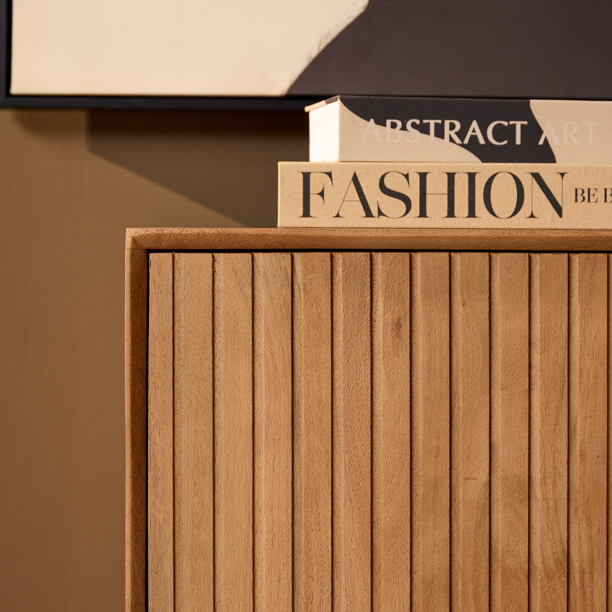 Dressoirfront met verticale latten, houten rand en scharnierende deuren.