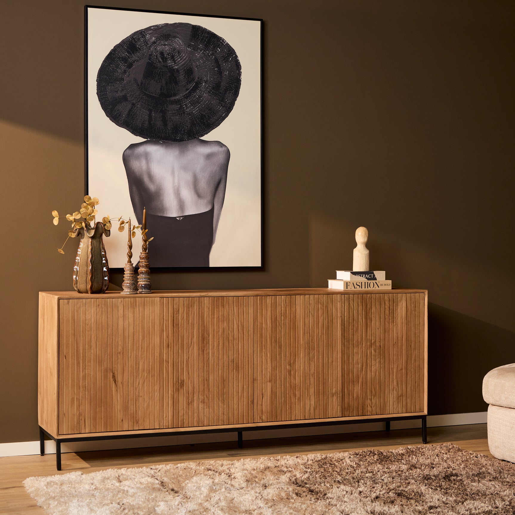 Dressoir van naturel hout met zwarte poten en gesloten deuren.