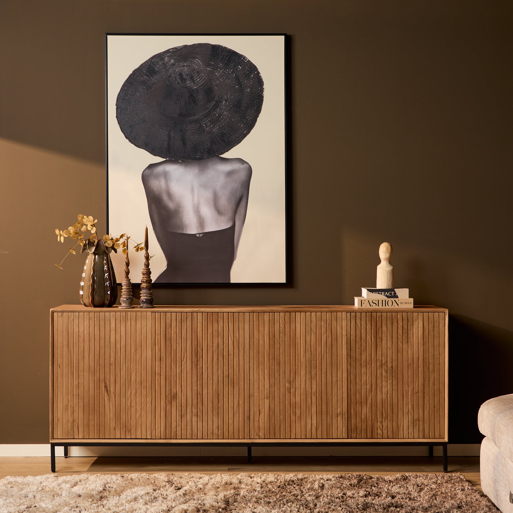 Dressoir van naturel hout met zwarte poten en gesloten deuren.