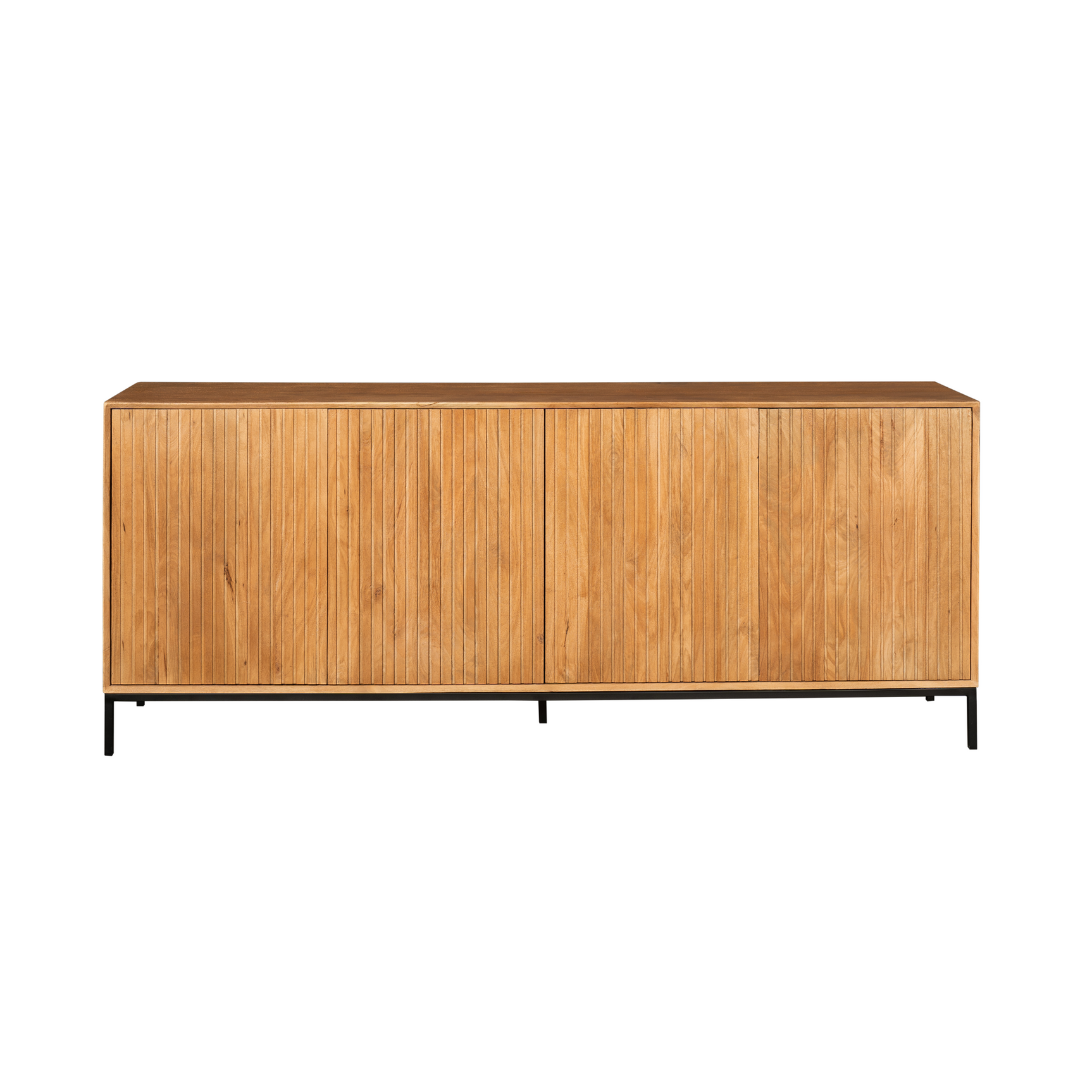 Licht houten dressoir met lage poten en rechthoekige frontpanelen