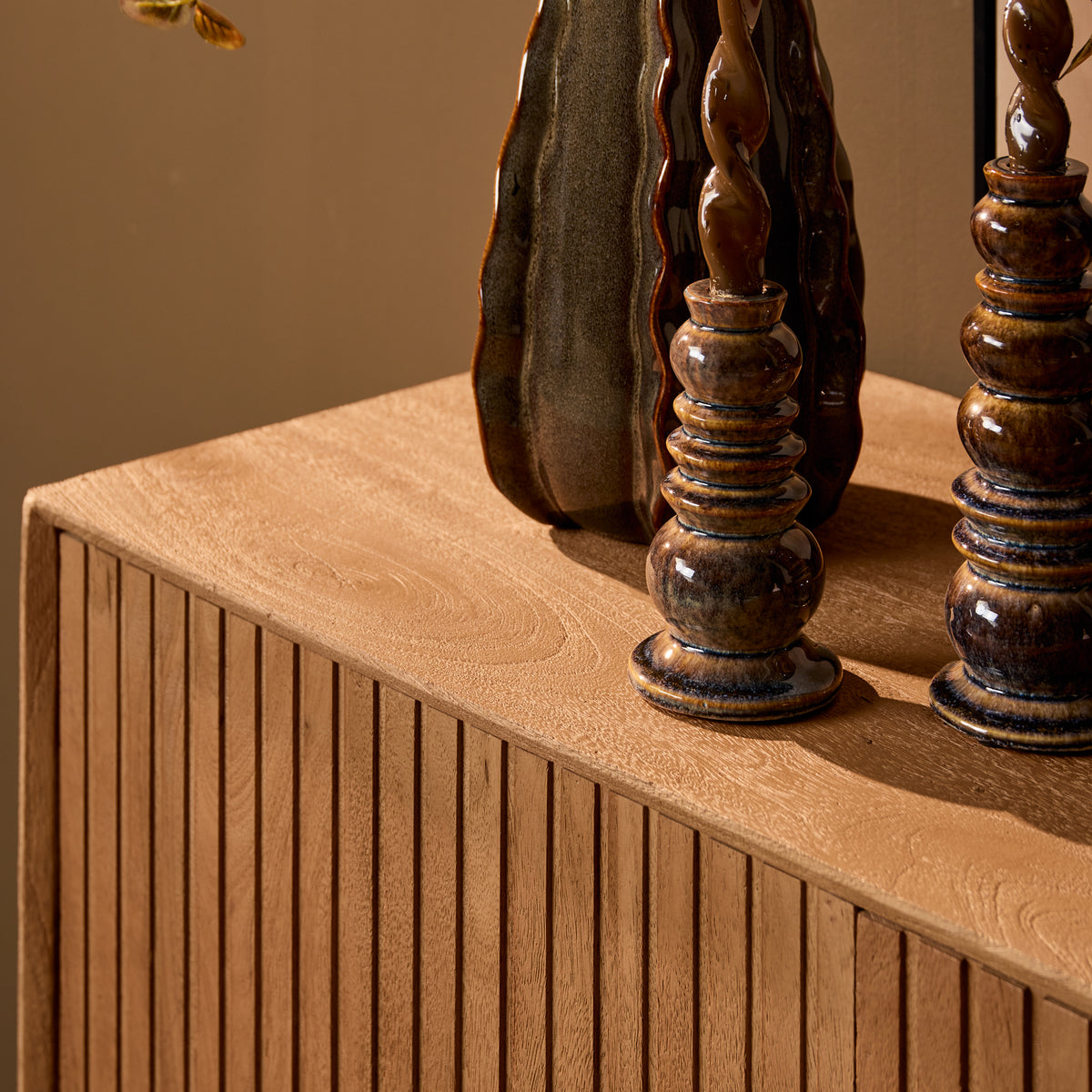 Dressoirblad en front in naturel hout met verticale groeven en houtnerf.