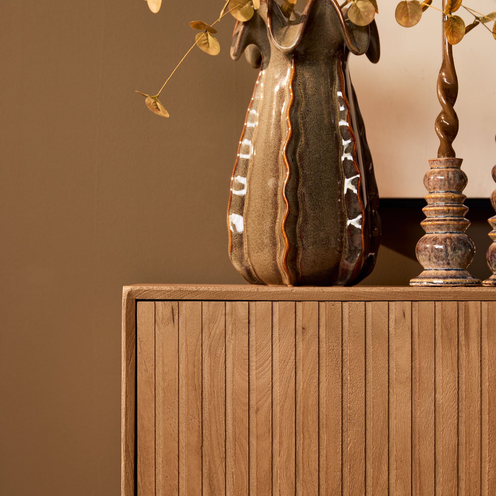 Dressoirhoek met naturel houten frontpanelen en glad bovenblad.