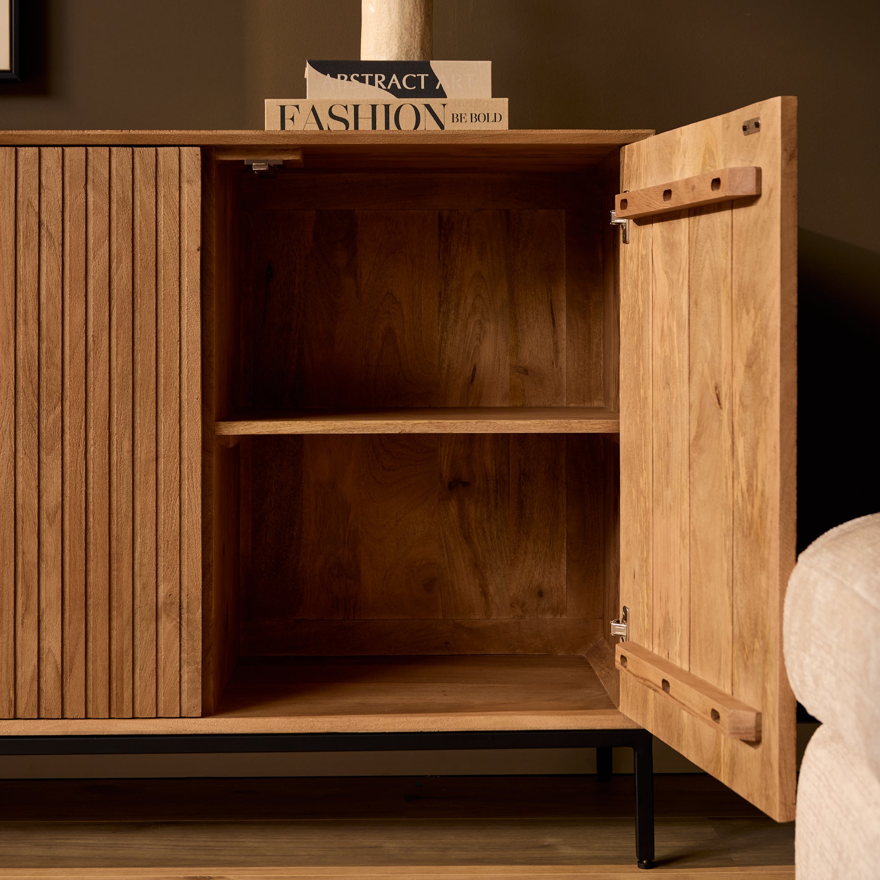 Dressoir met open legplanken in naturel hout en scharnierende deuren.