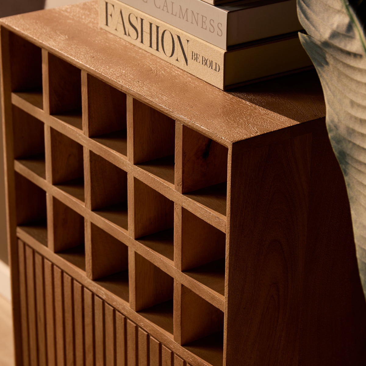 Wijnkast detail: open vakken met houten schotten en een bovenblad van hout met nerfstructuur.