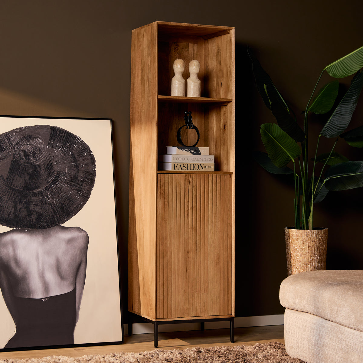 Boekenkast met open vakken en brede deuren, naturel hout met zwarte poten.