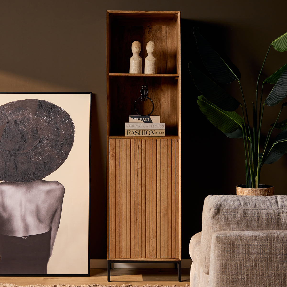 Boekenkast met open vakken en onderste ribbelpaneel, naturel hout en zwarte poten.