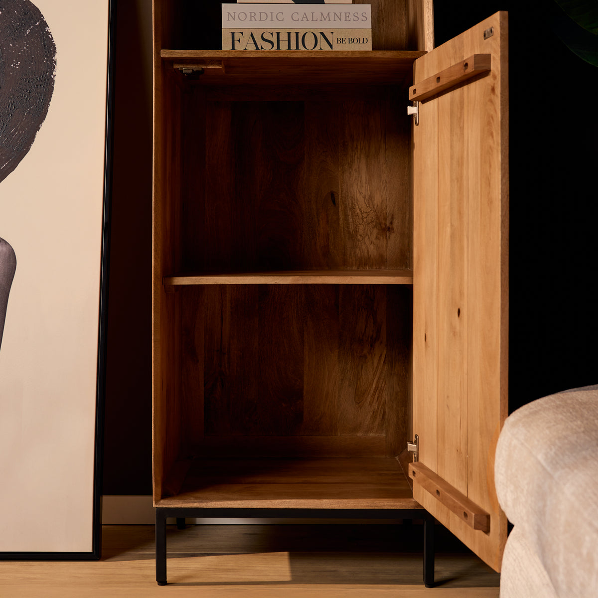 Boekenkast met open kastdeuren, naturel hout en zwarte poten.
