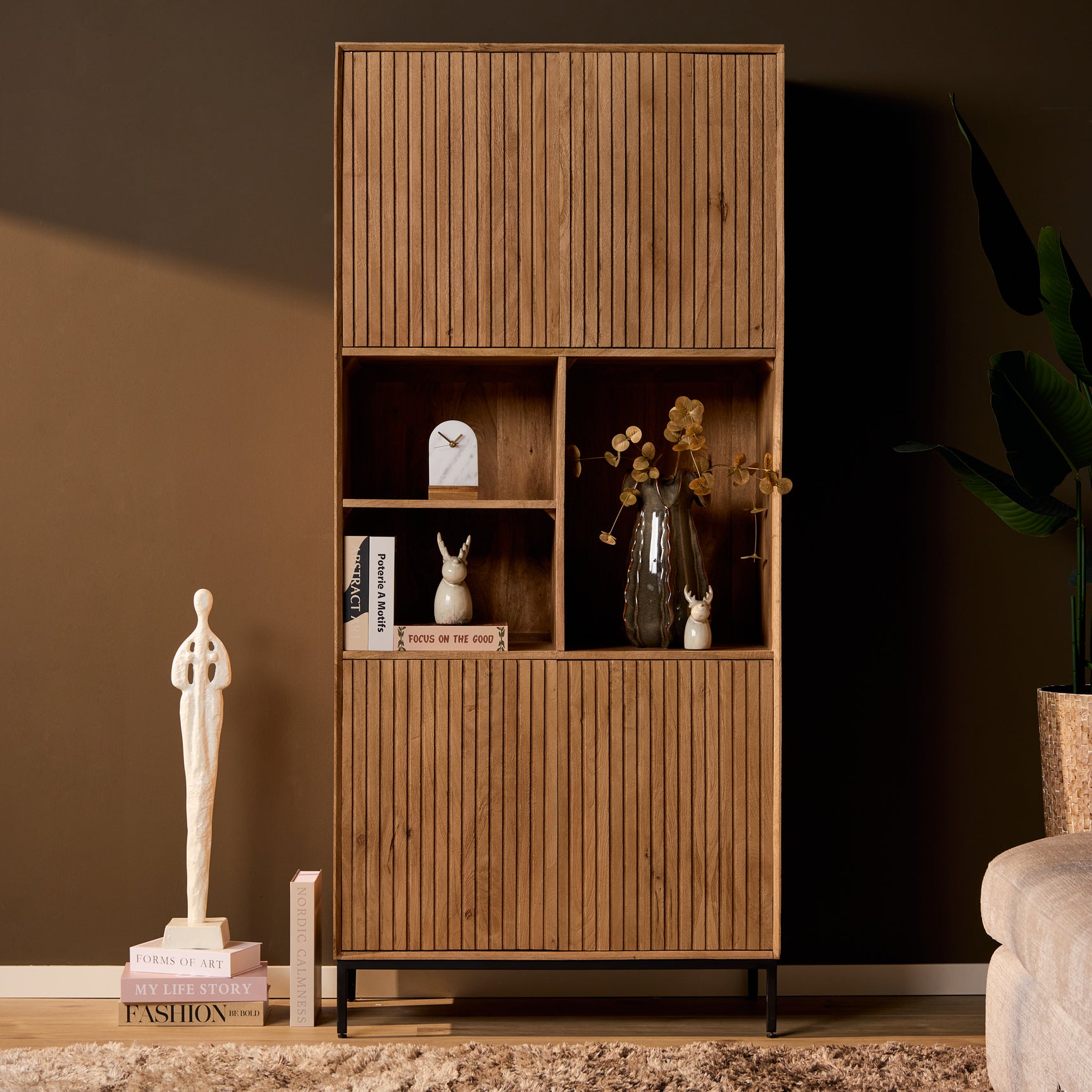 Vakkenkast in naturel hout met bovenrolklep-look en open vakken, met onderste deuren
