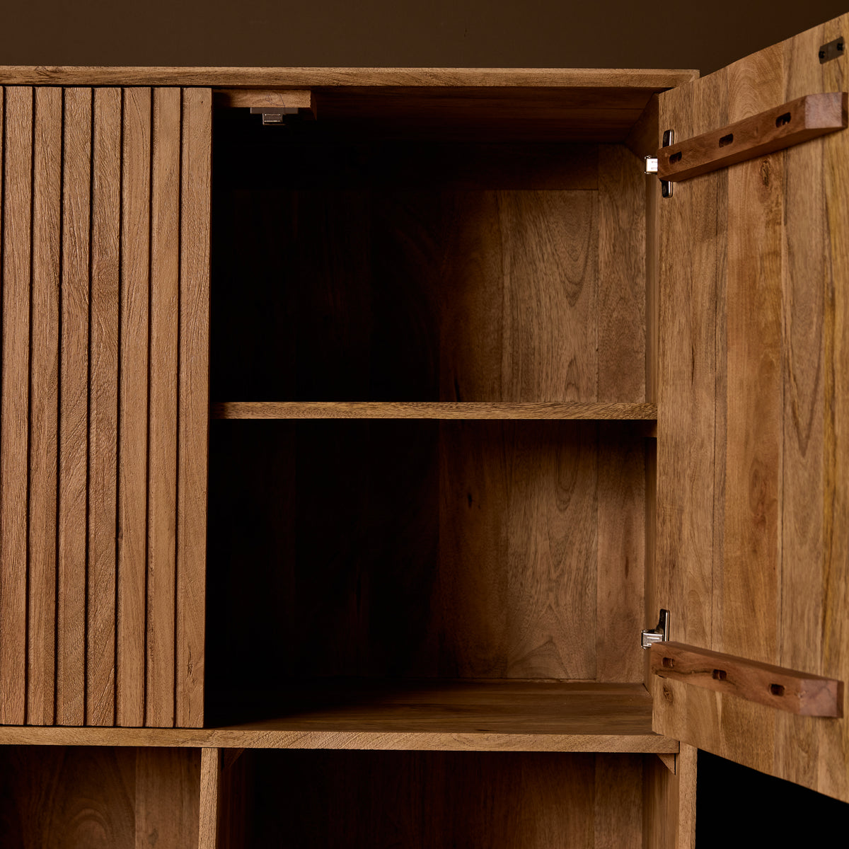 Vakkenkast met open legplanken en scharnierdeuren; interieur zichtbaar in naturel hout