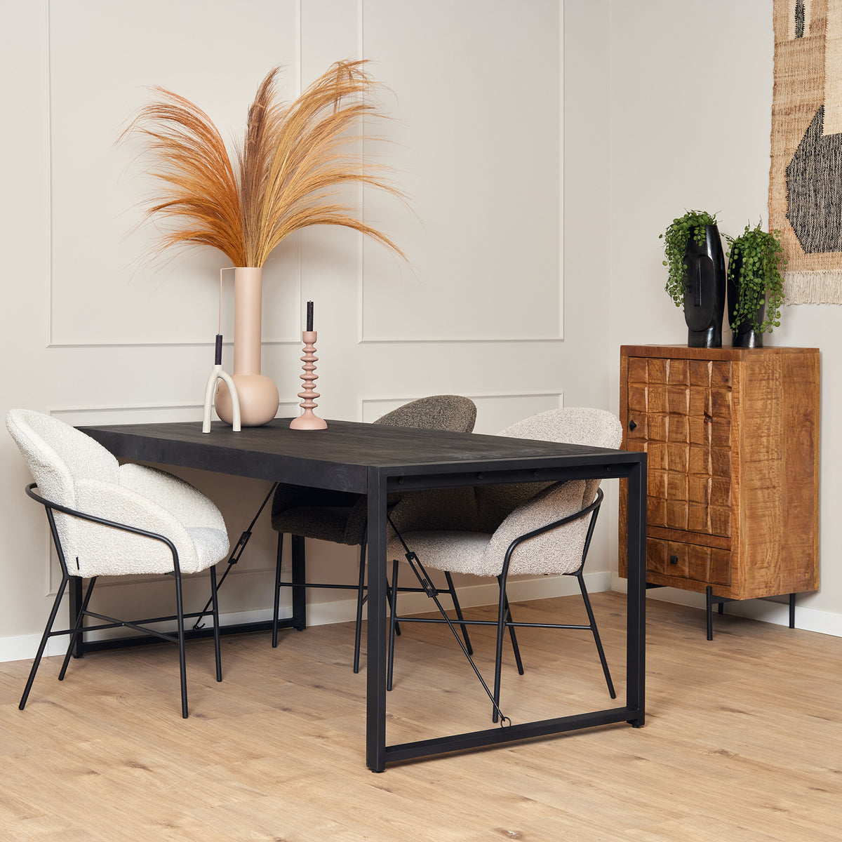 Zwarte eettafel met rechthoekig blad en stevige poten, 220 cm lang.
