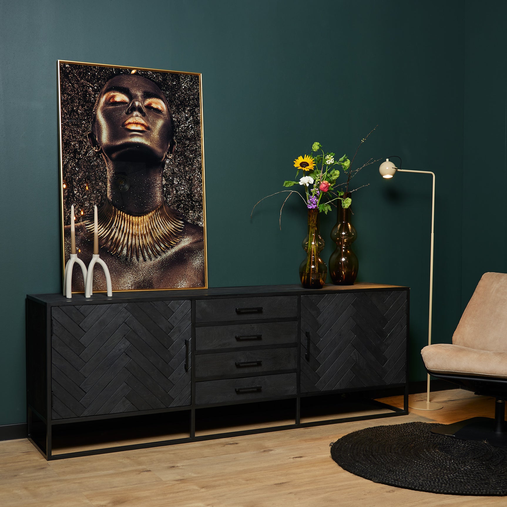 Dressoir met visgraat motief, 3 laden en 2 deuren, zwart metalen frame