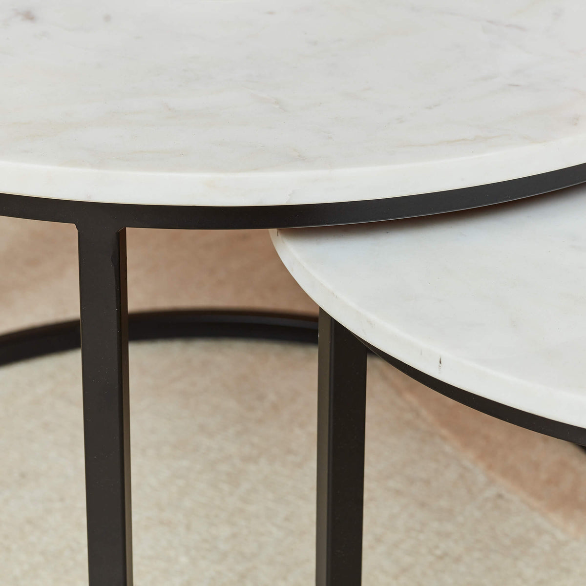 Ronde salontafel met zwart metalen onderstel en wit marmeren tafelblad