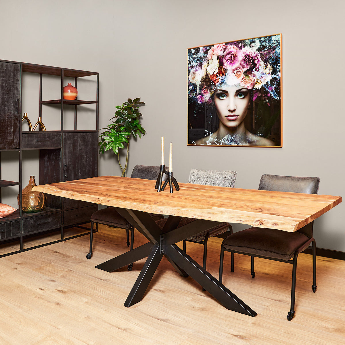 Boomstamtafel met natuurlijke rand, massief hout en zwarte metalen poten