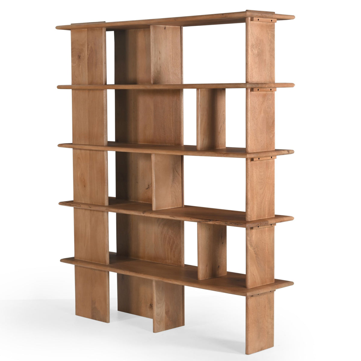 Wandkast met open vakken en legplanken, massief houtlook, staande op zijbalken.