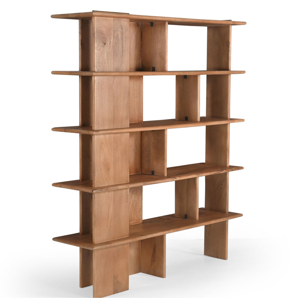 Wandkast met open vakken en legplanken van hout, uitgevoerd in lichtbruine tint.