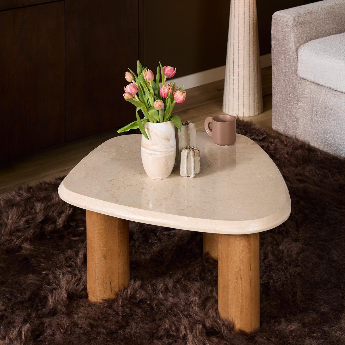 Ronde salontafel Nuvé met lichtbeige marmerlook blad en houten pootjes.