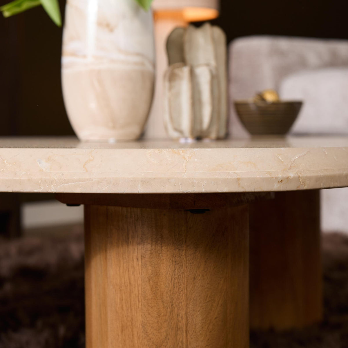 Salontafel Nuvé: lichtbeige blad met houtstructuur onderstel.