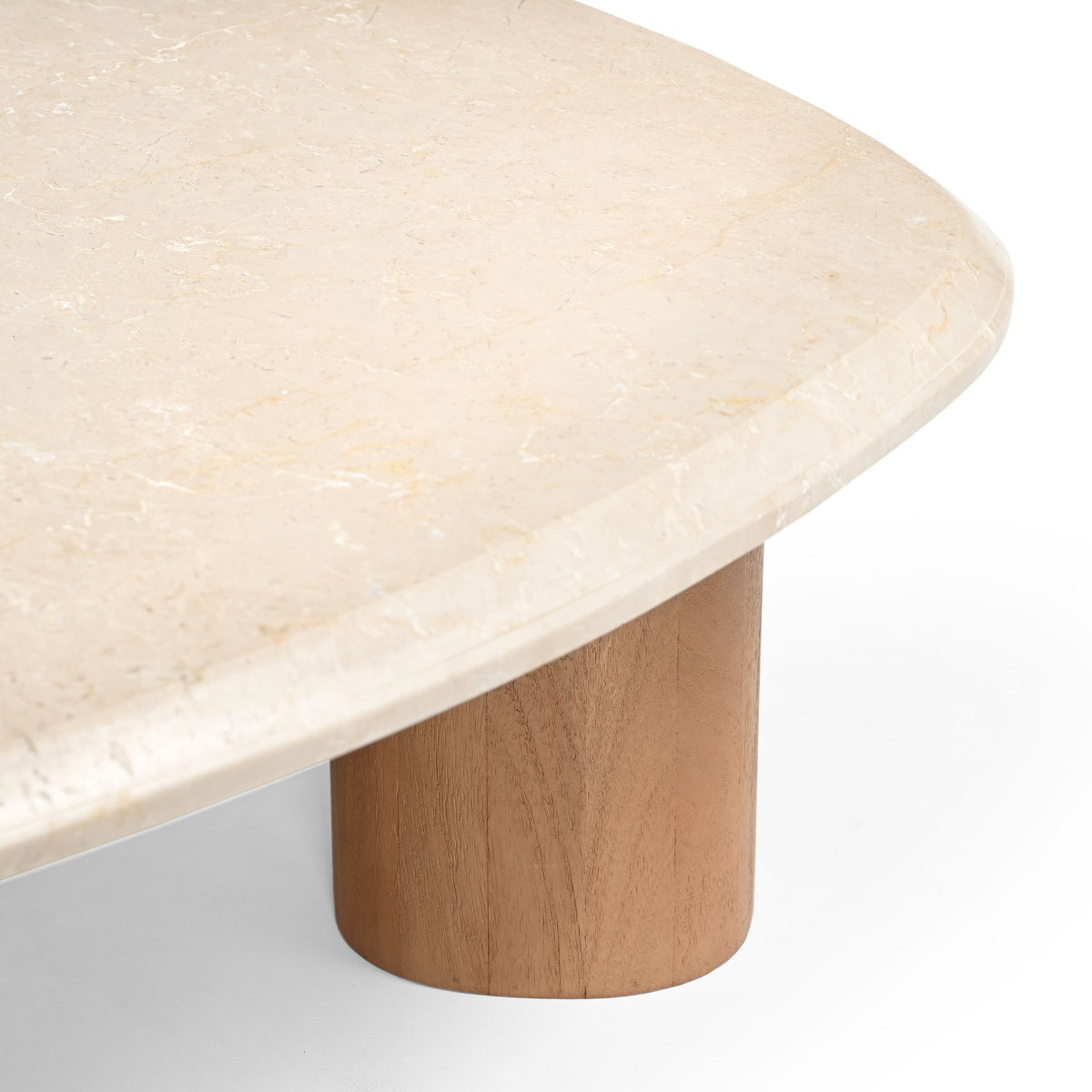 Rand van ronde salontafel met beige marmerlook blad en houten poot.