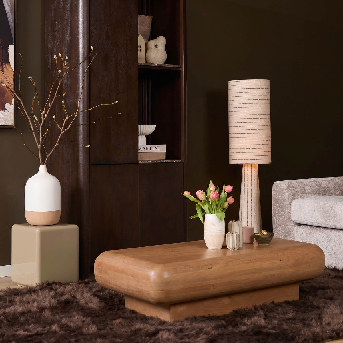 Salontafel Fedde van licht hout met afgeronde hoeken en lage, massieve voet