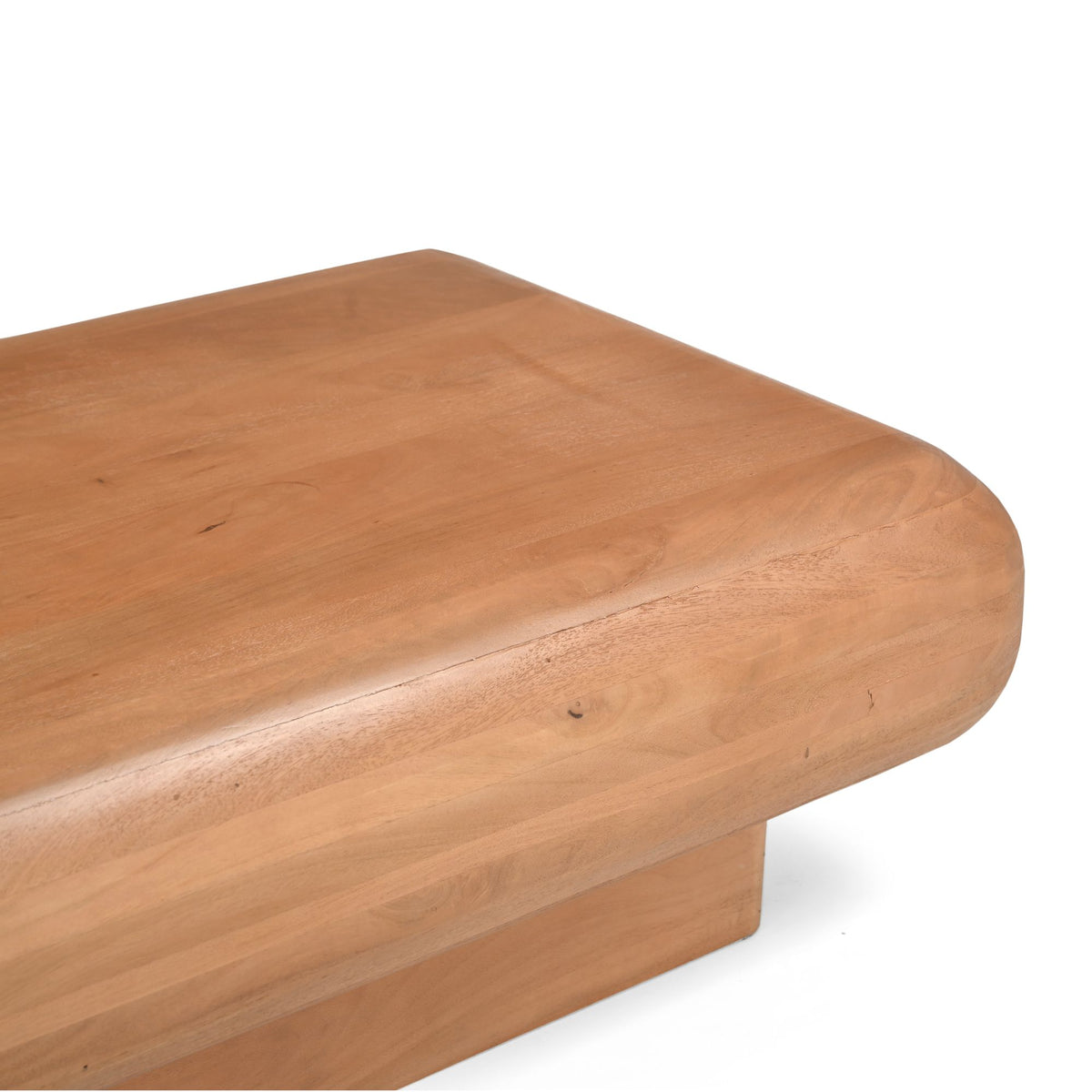 Salontafel Fedde detail: licht houten blad met afgeronde hoek en zichtbare houtnerf