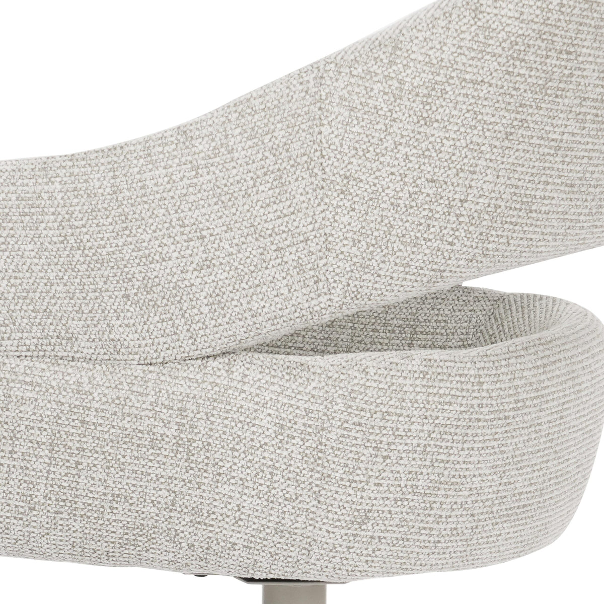 Draaibare eetkamerstoel: close-up beige bouclé stof met fijne structuur op arm en zitting