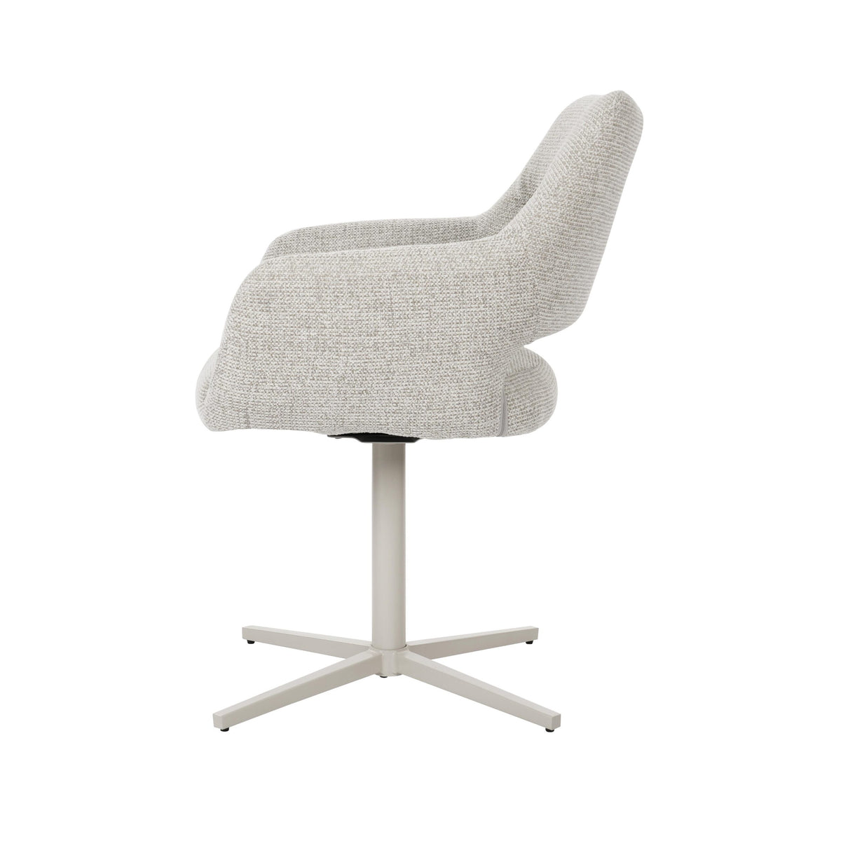 Draaibare eetkamerstoel met beige bekleding, zijaanzicht met ronde armleuningen en kruisvoet