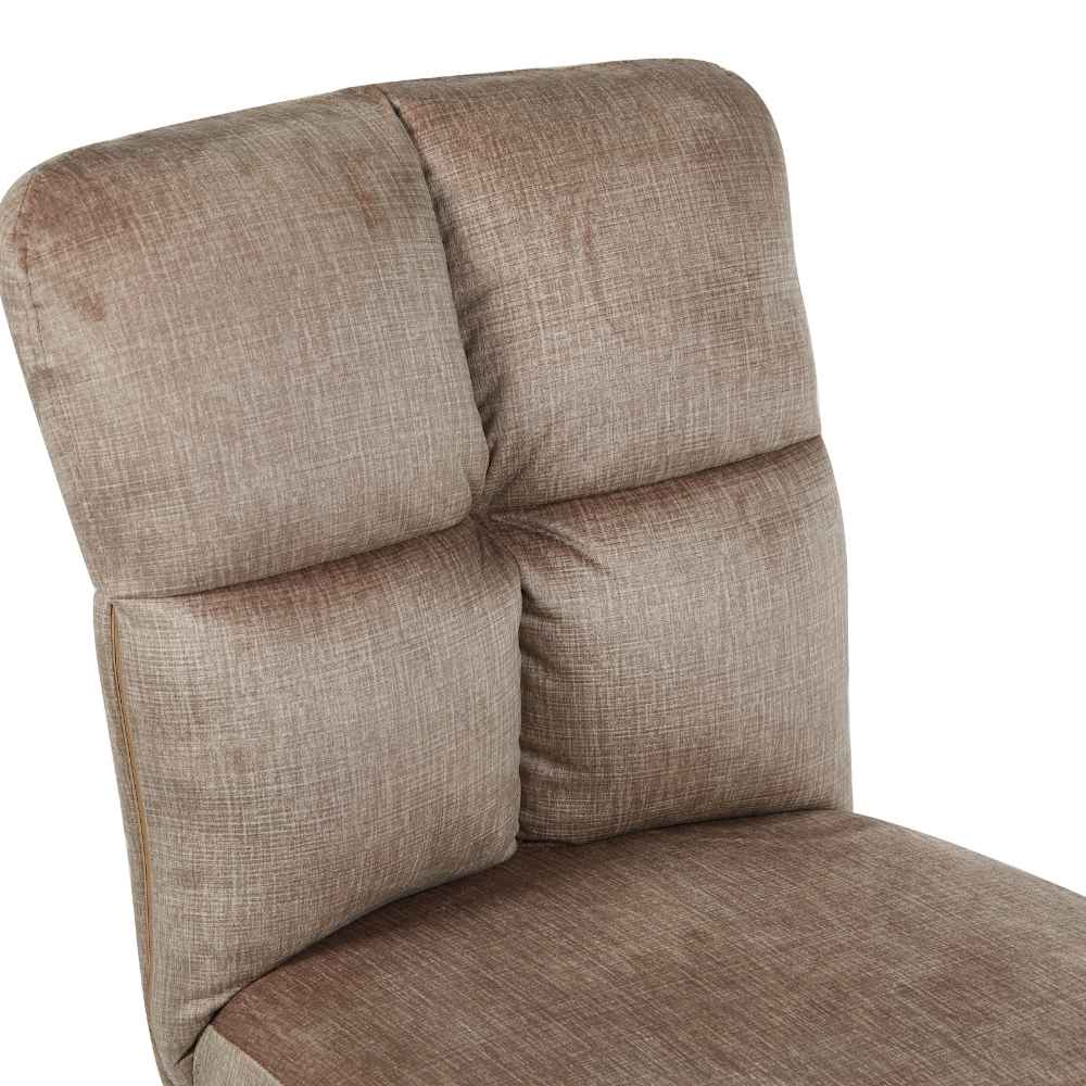 Taupe eetkamerstoel detail: gestoffeerde rug met knoop en dikke zitting