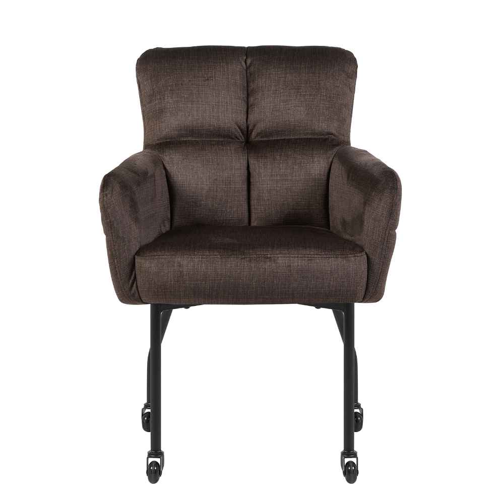 Gestoffeerde stoel met hoge rug, armleuningen en bruin textiel, op zwarte wielen.