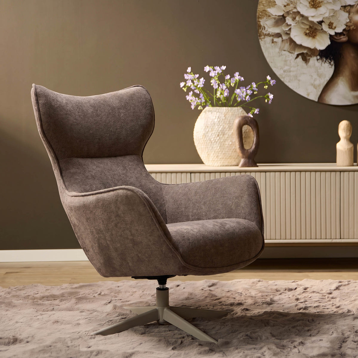 Bruine stoffen fauteuil met hoge rug en armleuningen, draaibare stervoet