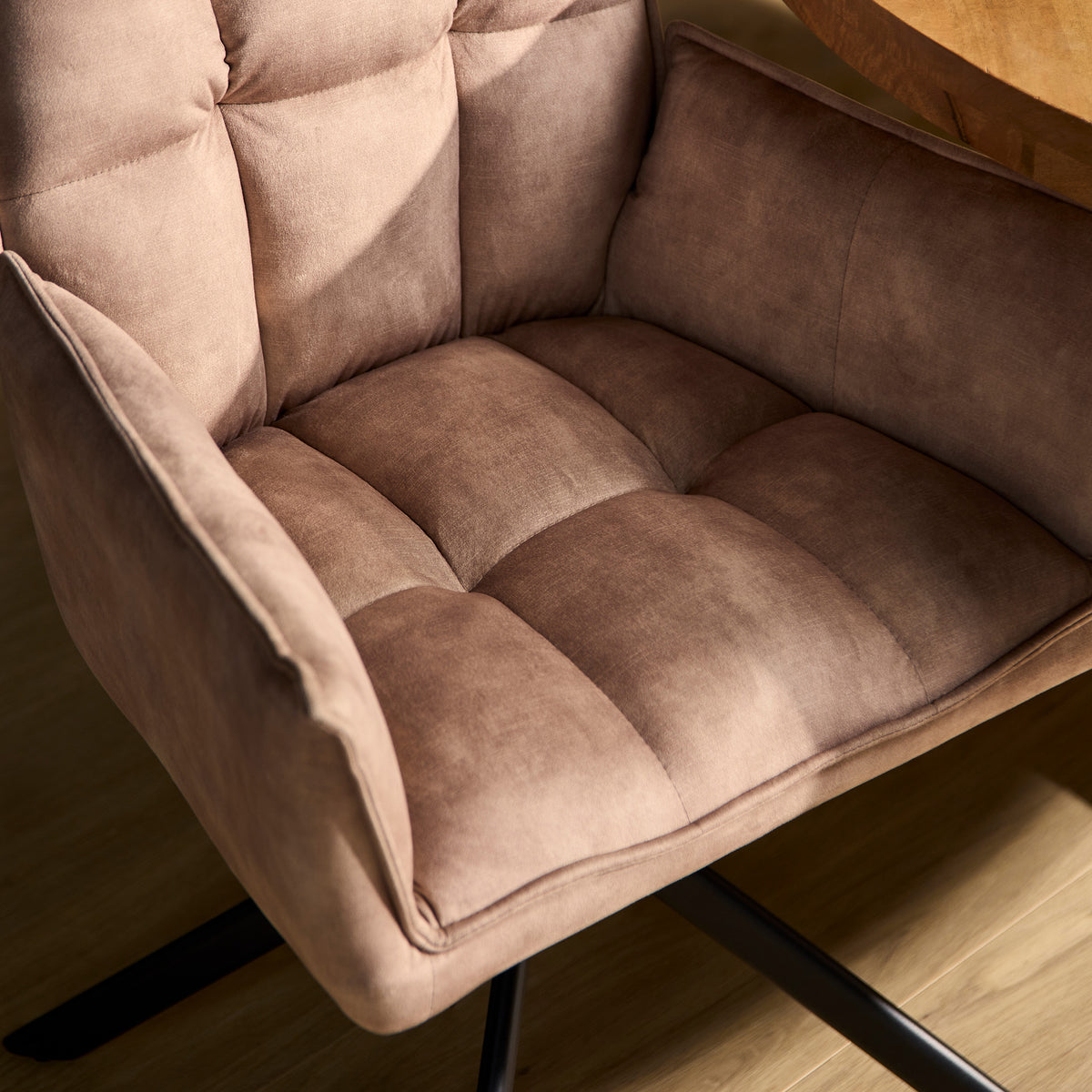 Eetkamerstoel met beige fluweel, close-up van zitting en armleuning, zachte padding