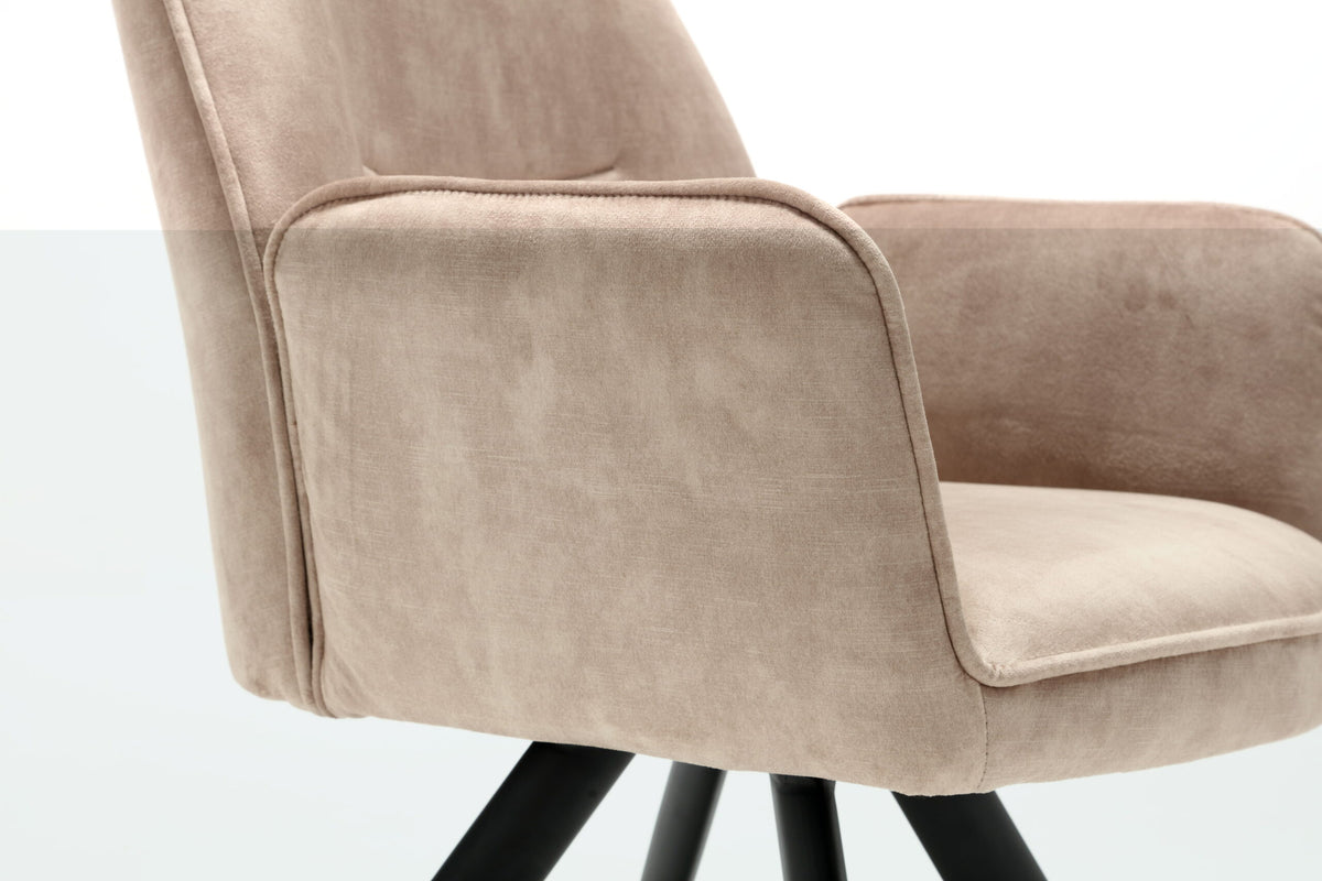 Beige eetkamerstoel met armleuning en afgeronde rug, zwarte poten.