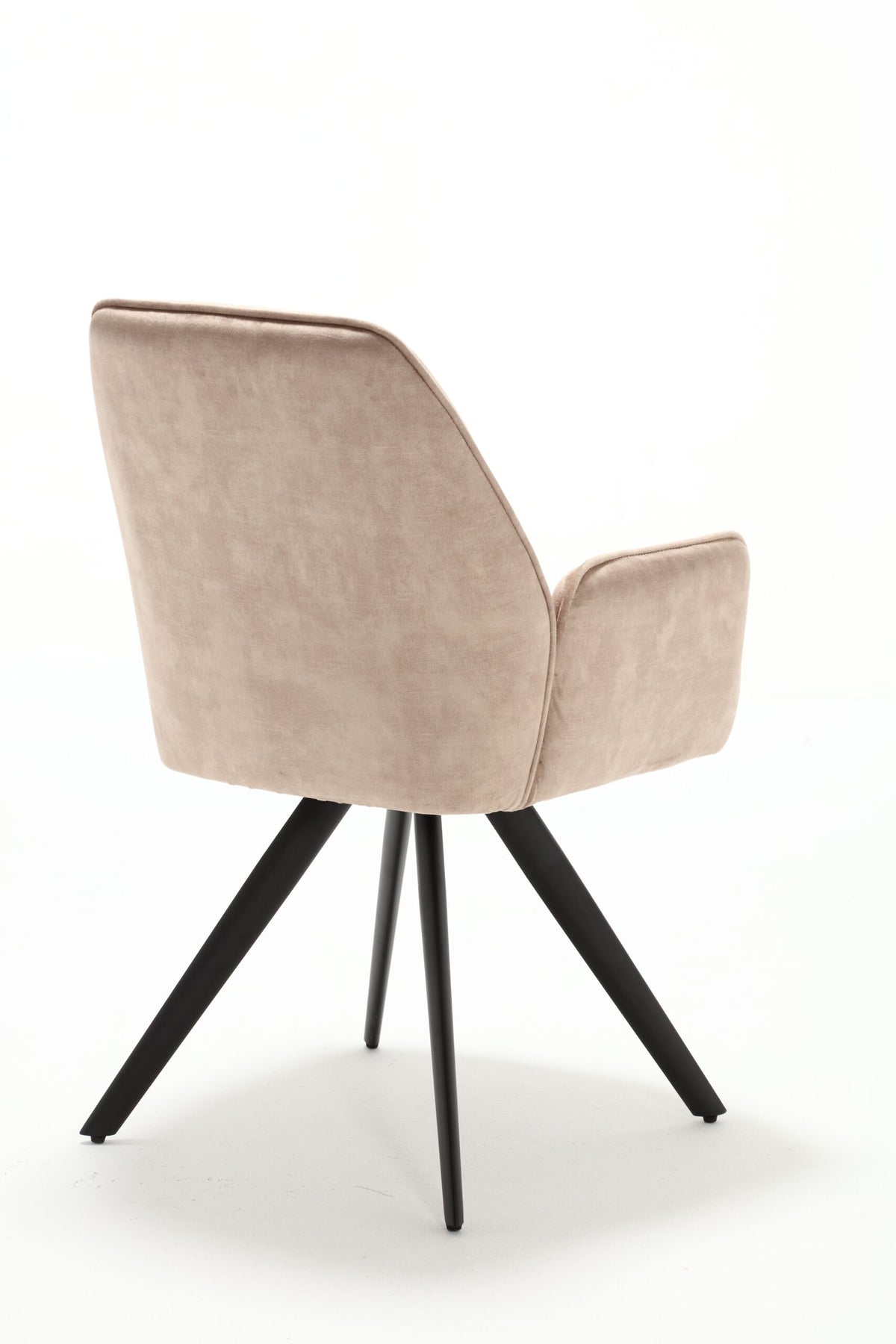 Beige eetkamerstoel met afgeronde rug, stoffen zitting en zwarte poten.