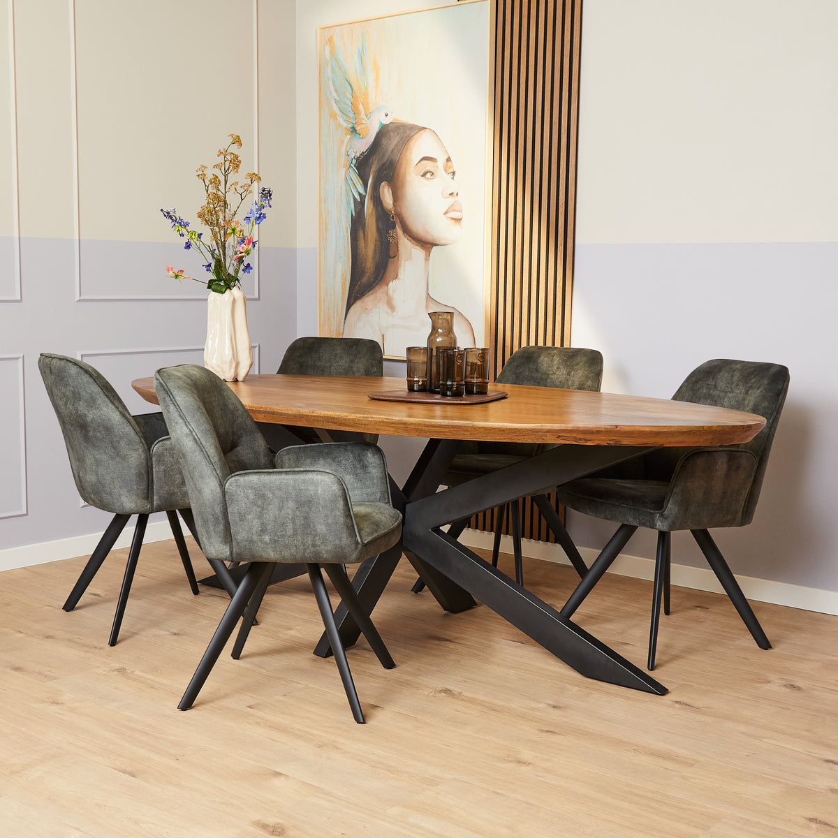 Set eetkamerstoelen in donkergroen met hoge rug, beklede armleuningen en zwarte poten