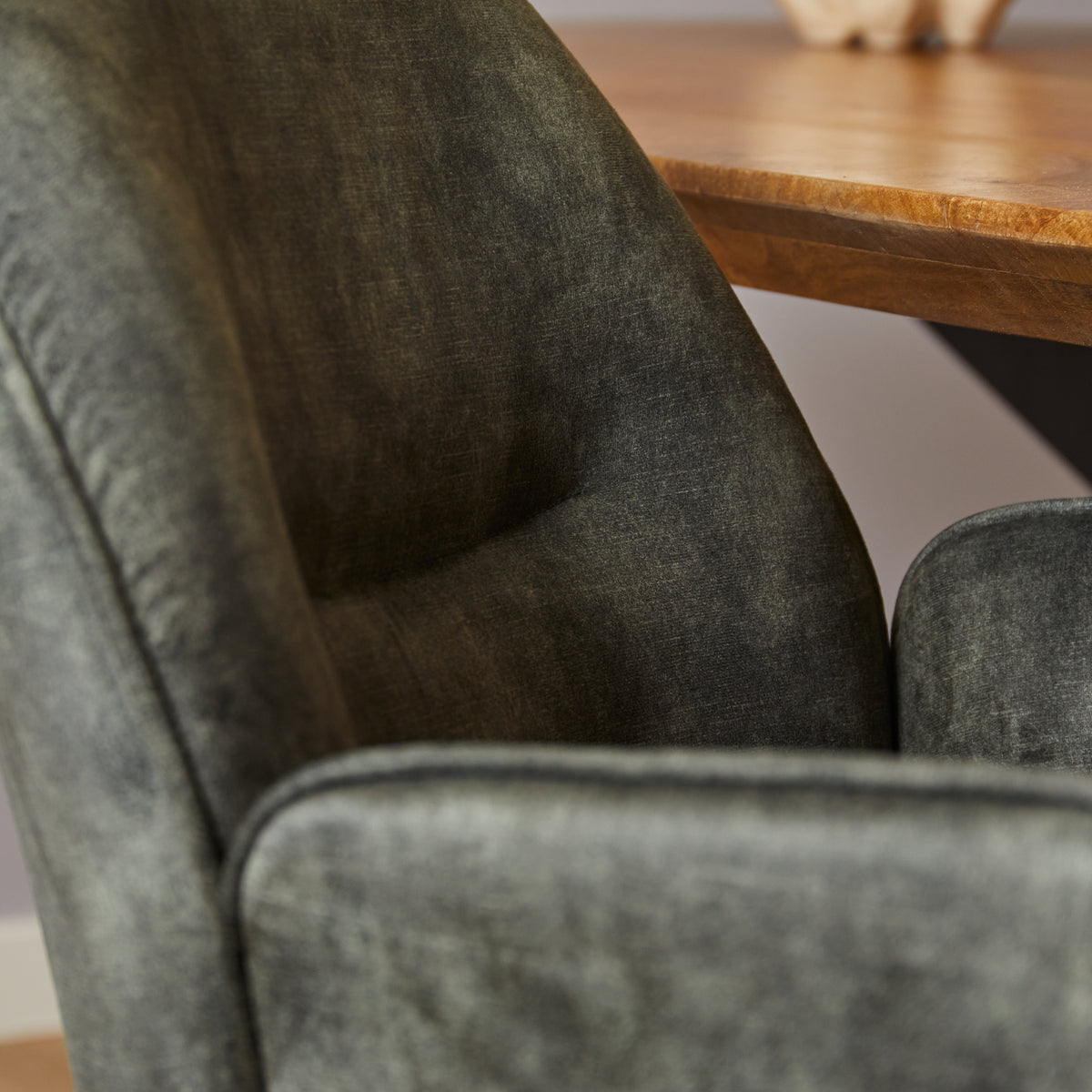 Donkergroene eetkamerstoel detail: hoge rug en zitting met dikkere, gestoffeerde bekleding
